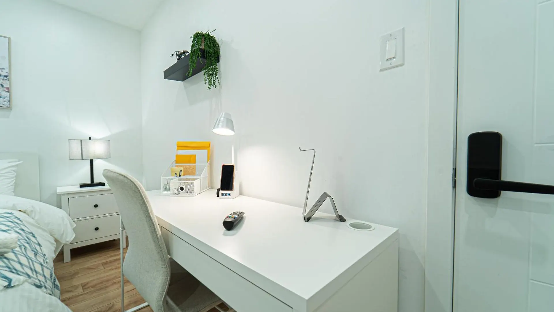Homestay Room Near Sheppard Ave With Wi-Fi, Essentials, Parking, Kitchen Toronto