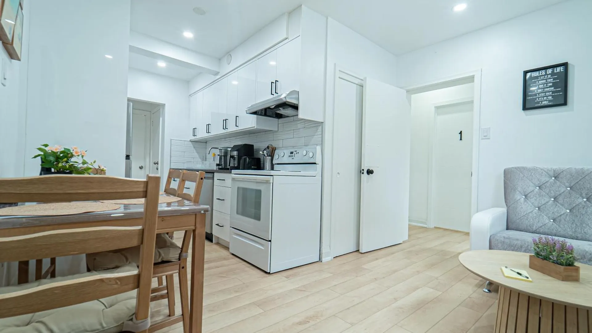 Homestay Room Near Sheppard Ave With Wi-Fi, Essentials, Parking, Kitchen Toronto Canada