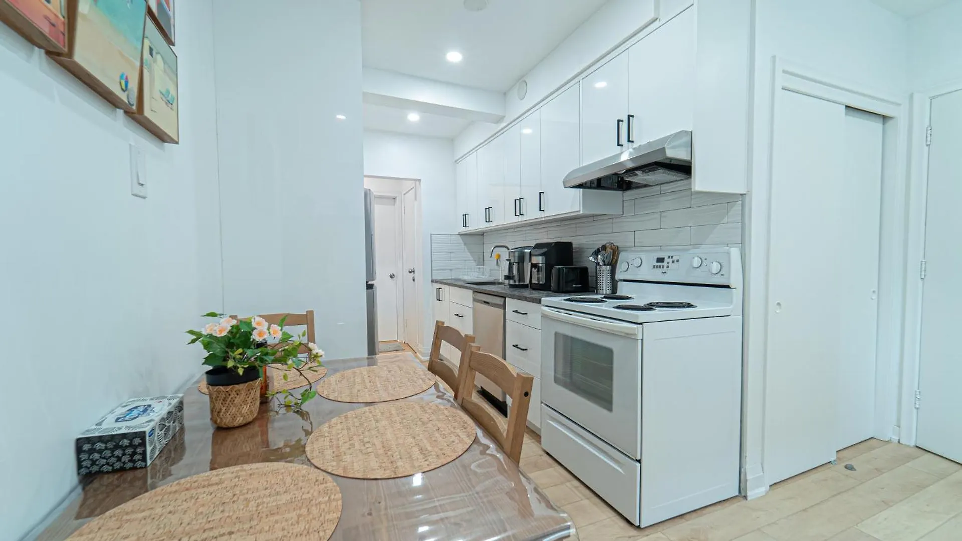 Homestay Room Near Sheppard Ave With Wi-Fi, Essentials, Parking, Kitchen Toronto