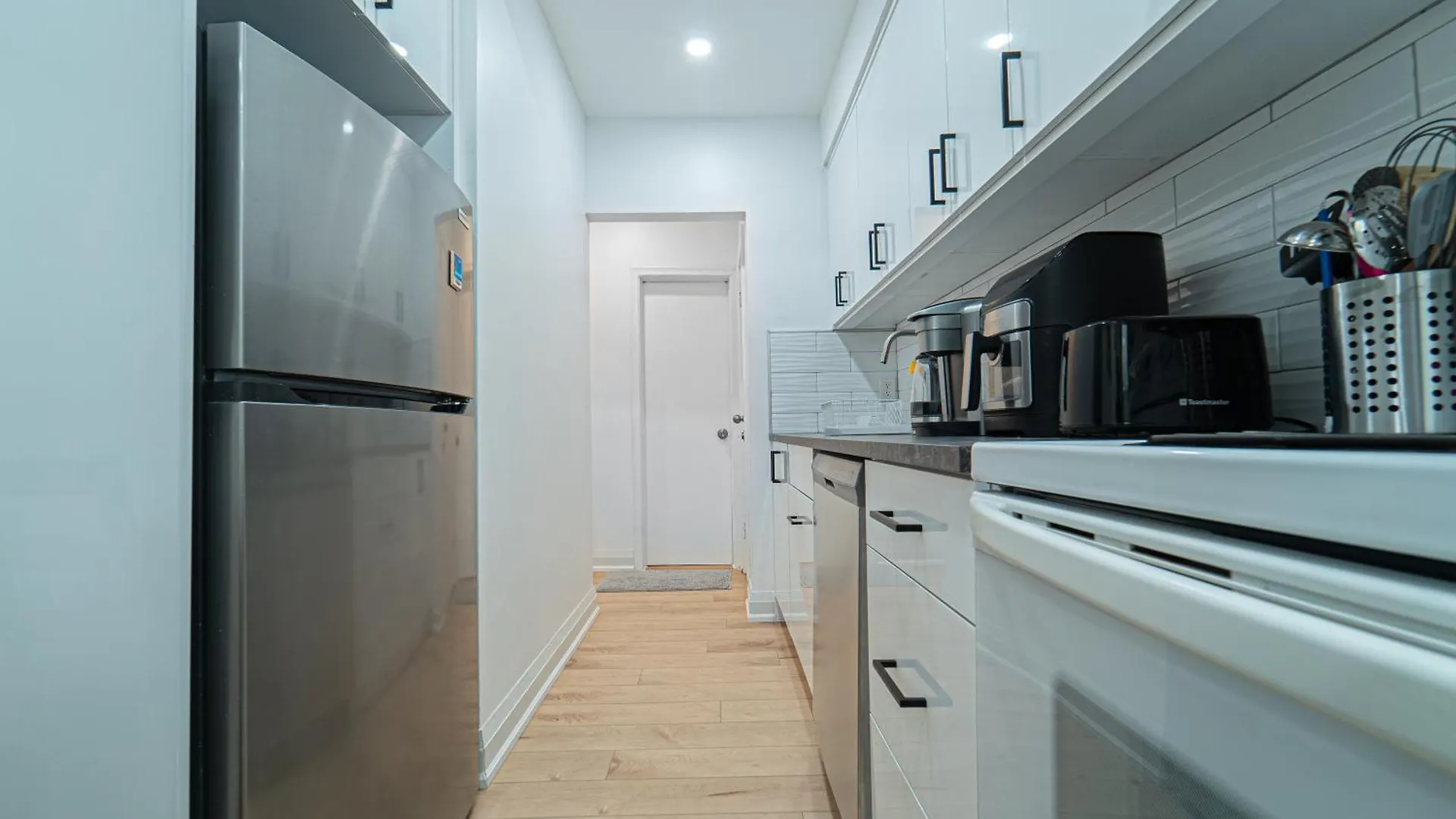 Homestay Room Near Sheppard Ave With Wi-Fi, Essentials, Parking, Kitchen Toronto Canada