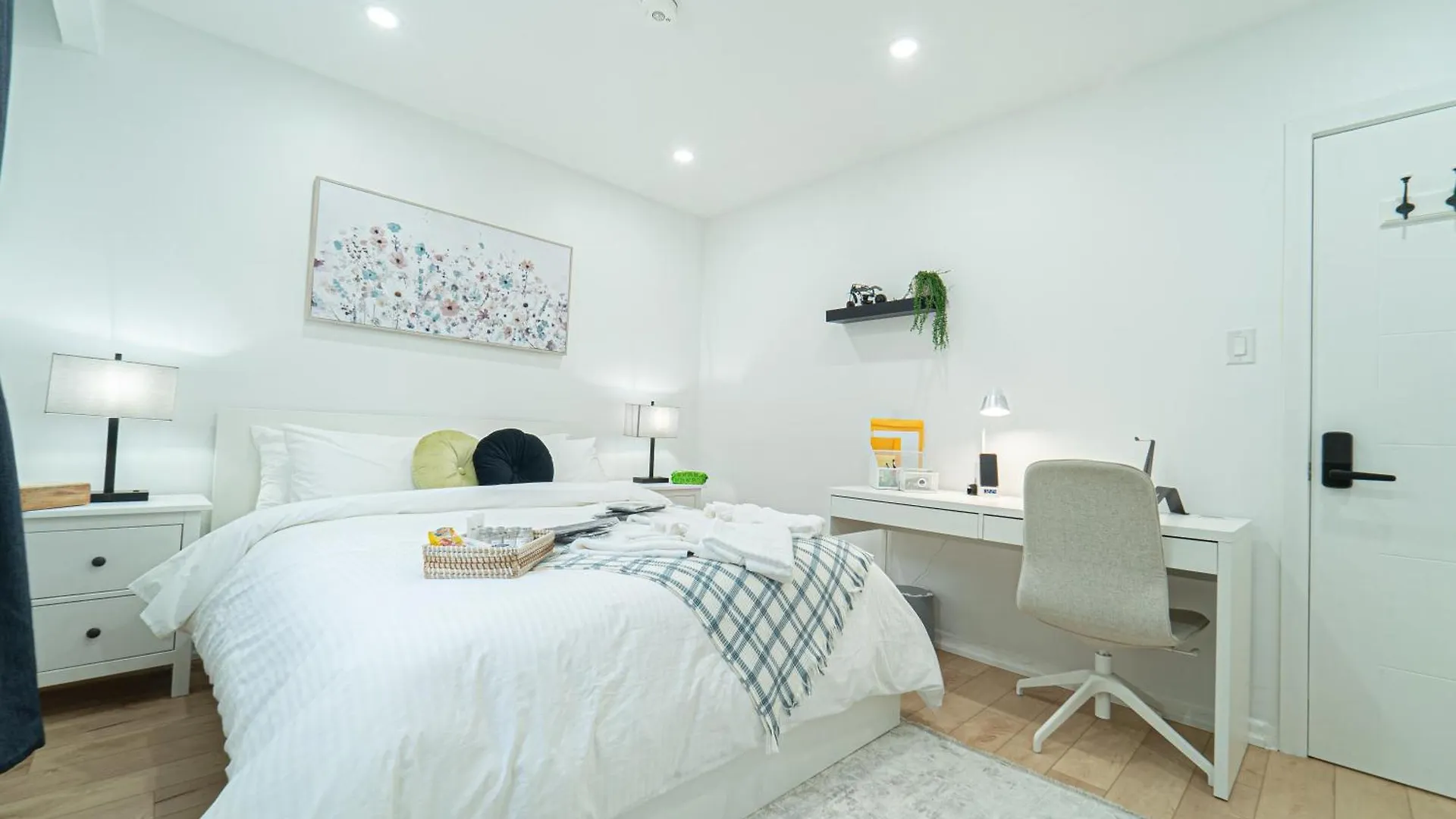 Room Near Sheppard Ave With Wi-Fi, Essentials, Parking, Kitchen Toronto