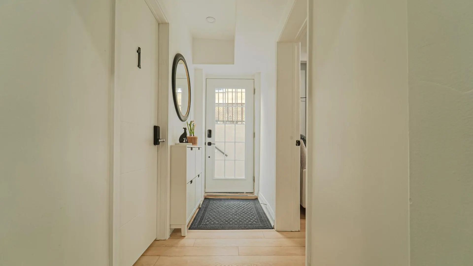 Room Near Sheppard Ave With Wi-Fi, Essentials, Parking, Kitchen Toronto Homestay