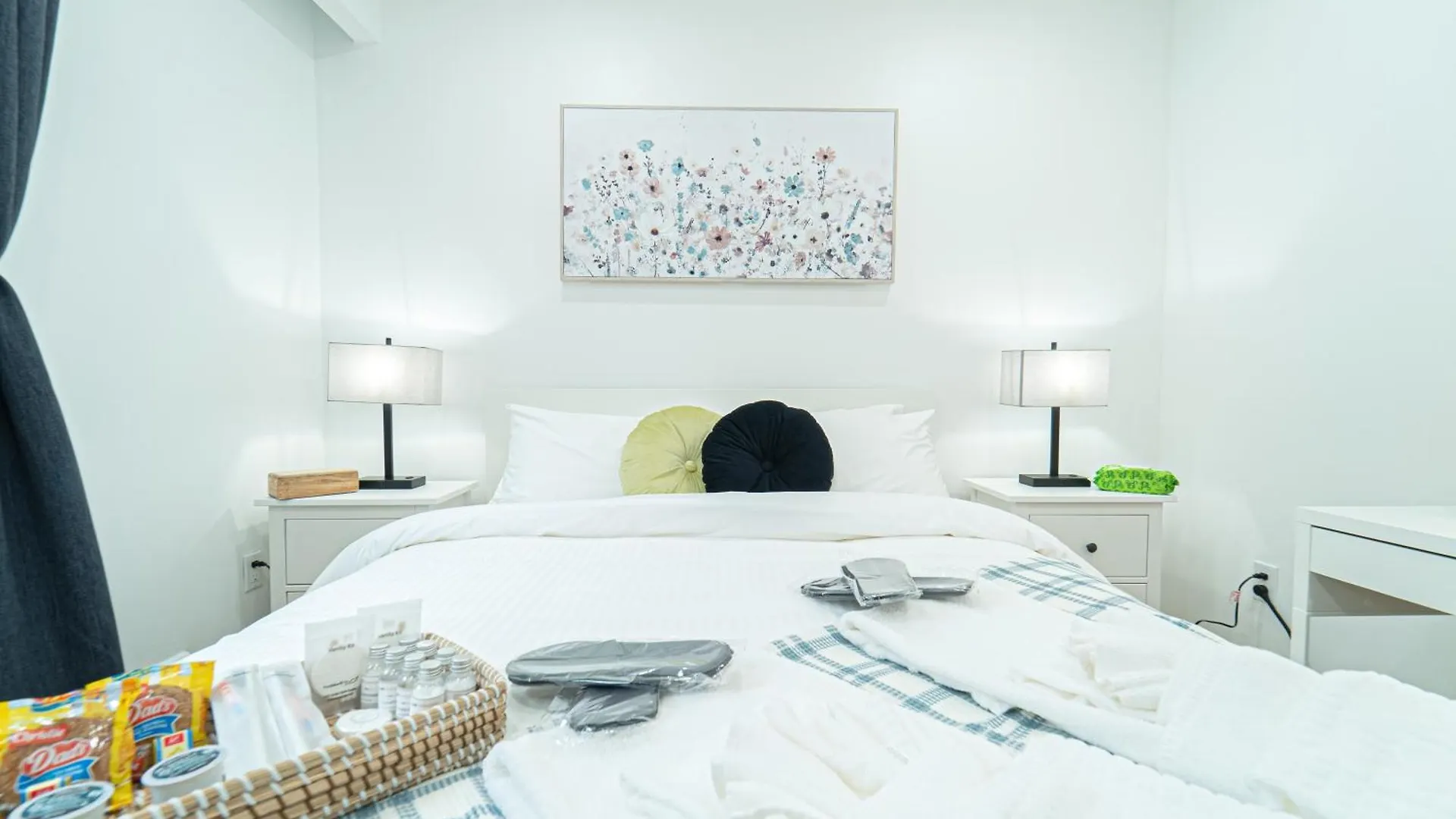 Room Near Sheppard Ave With Wi-Fi, Essentials, Parking, Kitchen Toronto Canada