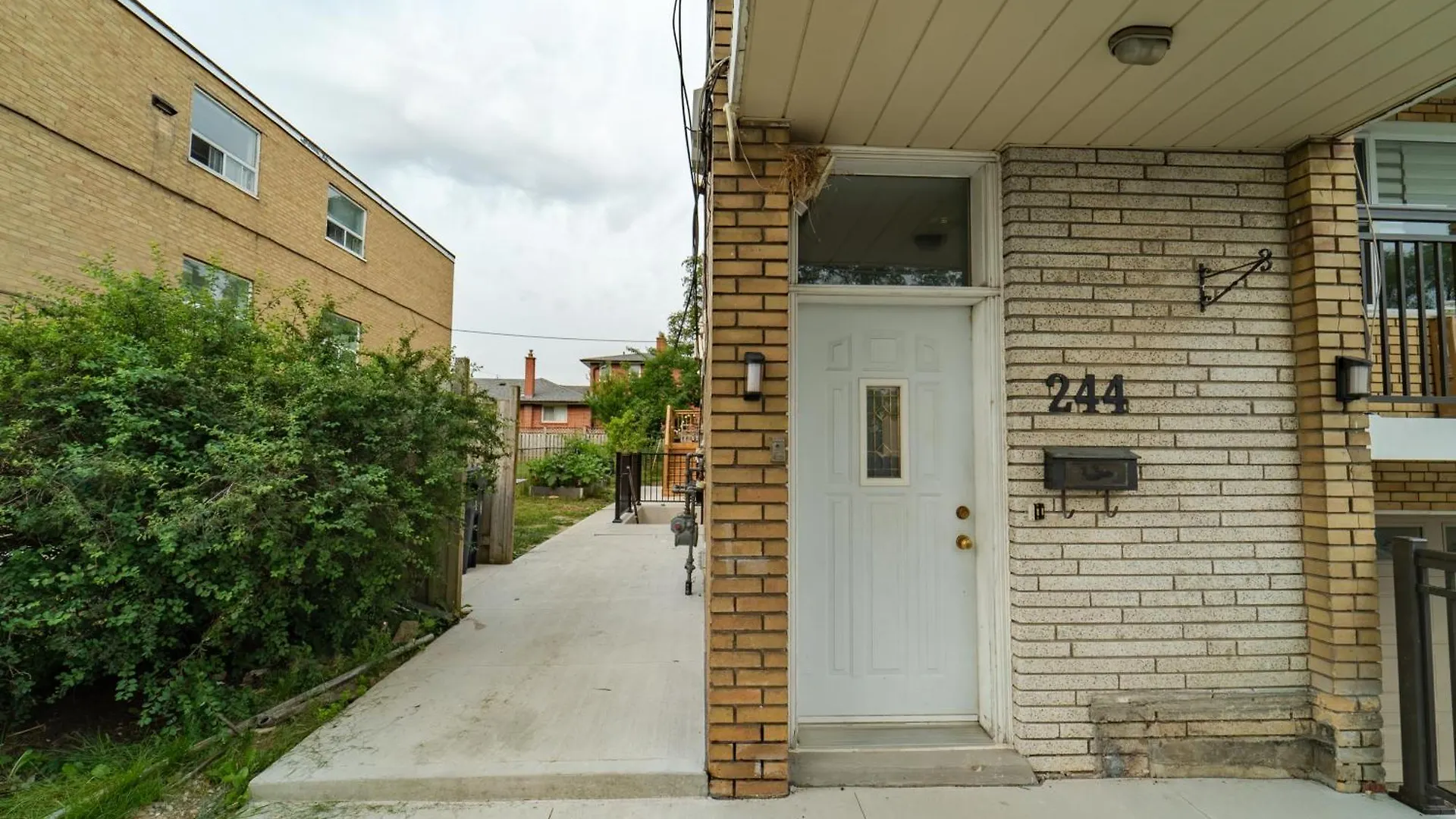 Homestay Room Near Sheppard Ave With Wi-Fi, Essentials, Parking, Kitchen Toronto