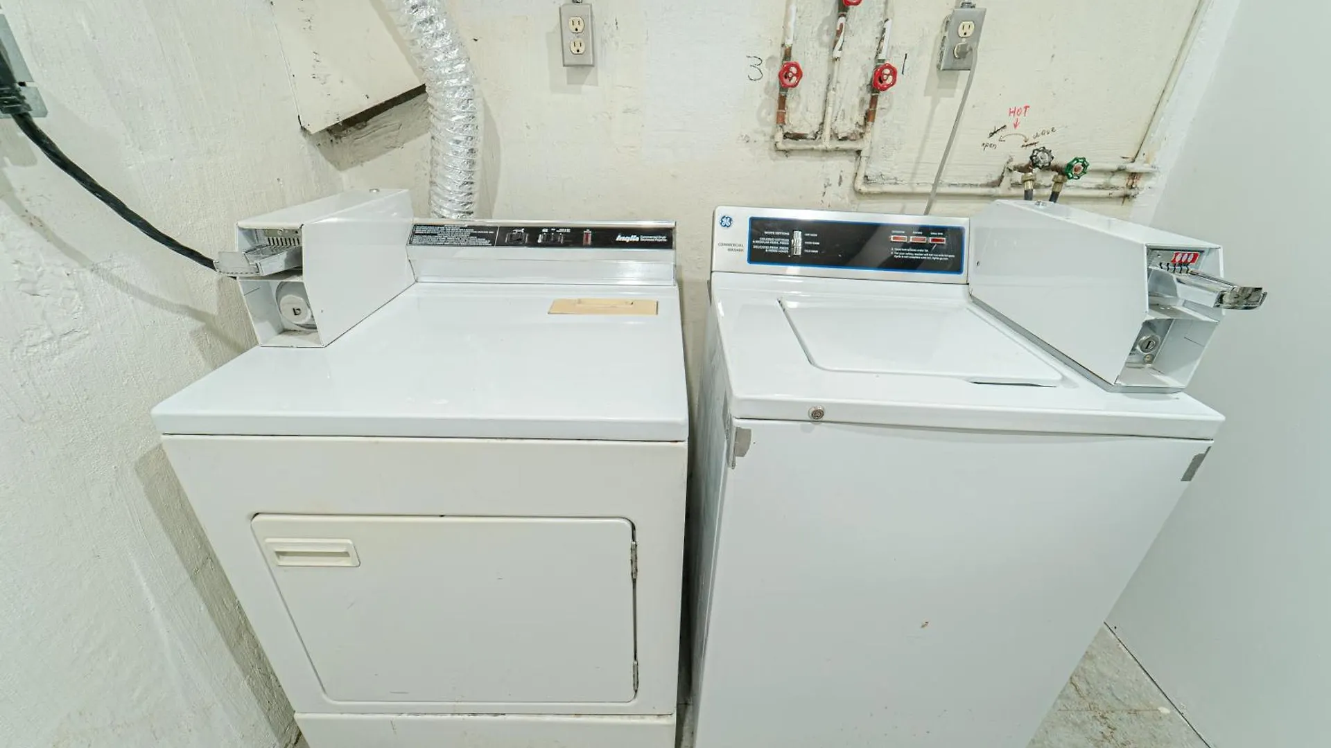 Homestay Room Near Sheppard Ave With Wi-Fi, Essentials, Parking, Kitchen Toronto