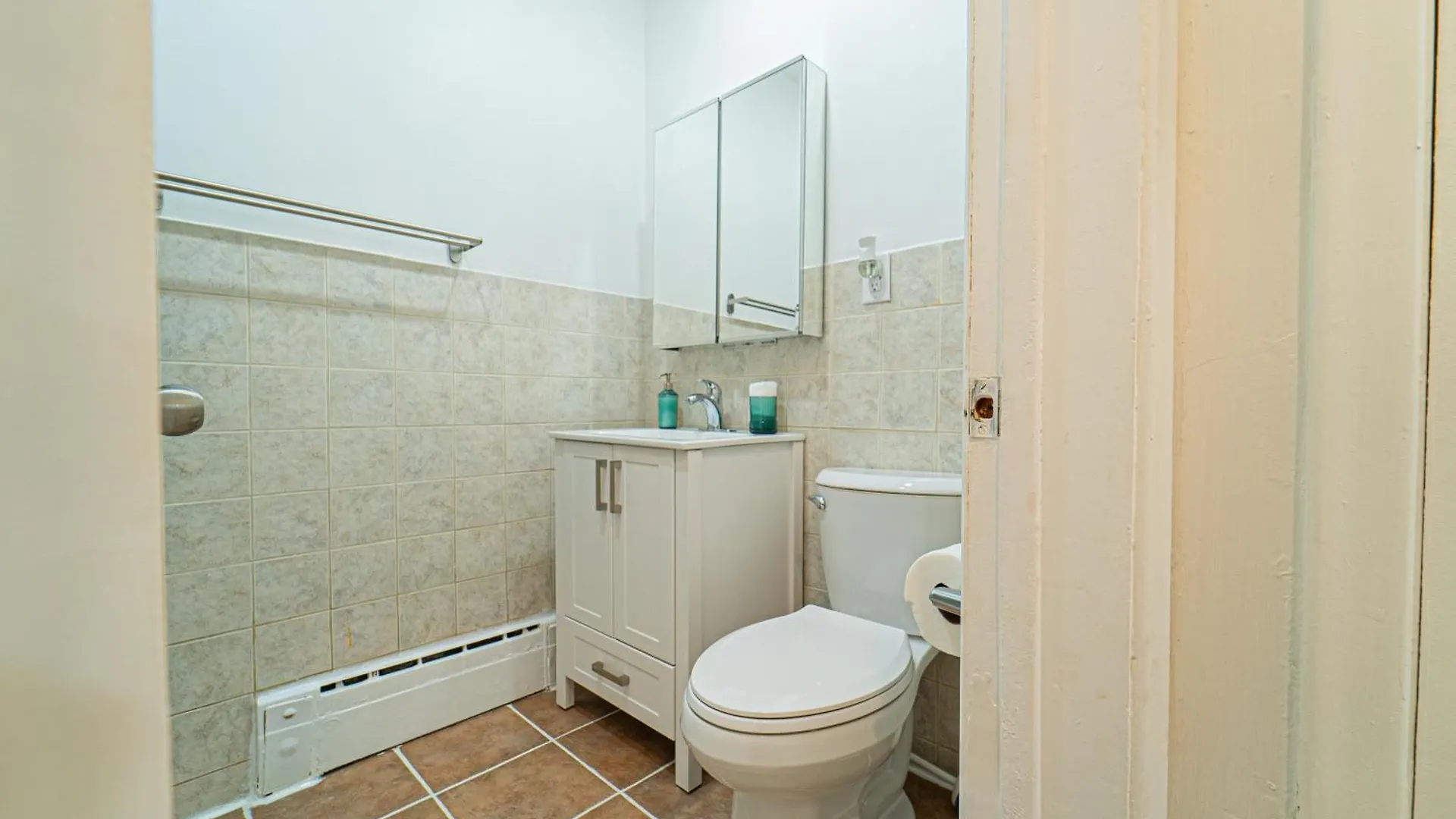 Homestay Room Near Sheppard Ave With Wi-Fi, Essentials, Parking, Kitchen Toronto